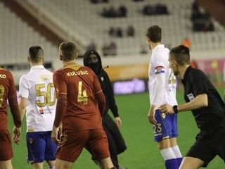 Na jeho trávnik vnikol divák a naháňal rozhodcu. Hajduk dostal trest