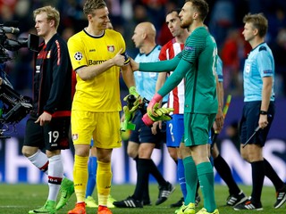 Brankári Bernd Leno (vľavo) a Jan Oblak patrili k hrdinom bezgólového zápasu.