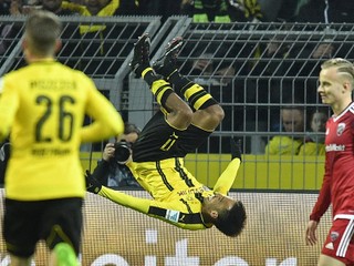 Emerick-Pierre Aubameyang (v strede) sa raduje zo svojho gólu.