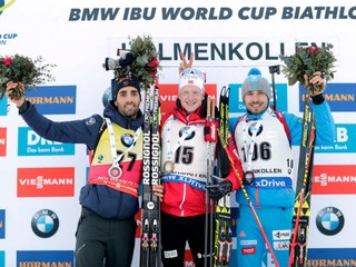 Johannes Thingnes Bö (v strede) sa raduje z víťazstva. Vľavo Martin Fourcade a vpravo Anton Šipulin.