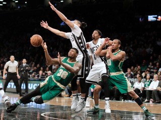 Basketbalisti Bostonu zvíťazili v noci na sobotu v súboji zámorskej NBA na palubovke Brooklynu 98:95.