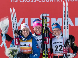 Nórska bežkyňa na lyžiach Marit Björgenová (uprostred) vyhrala preteky Svetového pohára na 10 km klasicky s hromadným štartom.