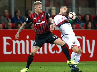 Juraj Kucka (vľavo) bojuje o loptu s Adelom Taarabtom.