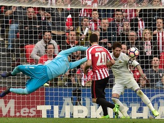 Aritz Aduriz (s číslom 20) strieľa gól do siete Realu Madrid.