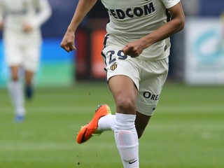 Kylian Mbappé preniká s loptou počas zápasu.