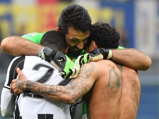 Gianluigi Buffon (v strede) oslavuje so spoluhráčmi víťazstvo na ihrisku Sampdorie Janov.