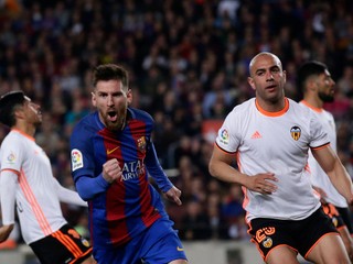 Lionel Messi strelil do siete Valencie dva góly.