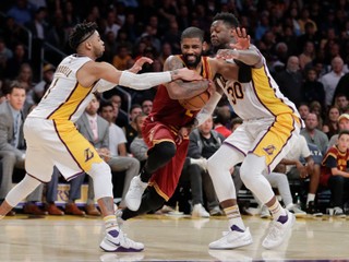 Kyrie Irving (v strede) bol najväčšou hviezdou obhajcu titulu.