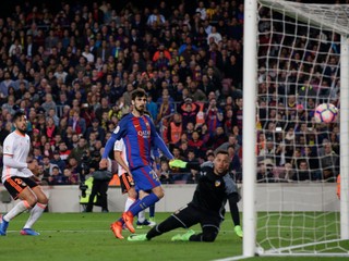 Andre Gomes strieľa gól.