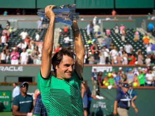 Roger Federer s trofejou pre víťaza turnaja v Indian Wells.