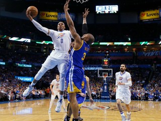 Russell Westbrook (vľavo).