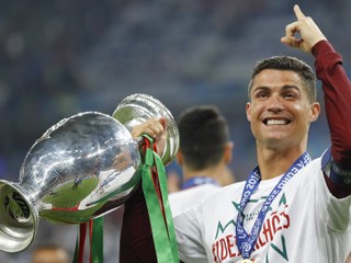 Cristiano Ronaldo s víťaznou trofejou po finálovom zápase majstrovstiev Európy.