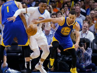 Russel Westbrook (v strede) a Stephen Curry (vpravo) patria v súčasnosti k najväčším hviezdam súťaže.