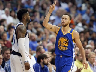 Stephen Curry (vpravo) mal viac dôvodov na radosť.