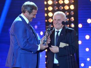 Ján Kozák (vľavo) si prevzal ocenenie od Jozefa Jankecha.
