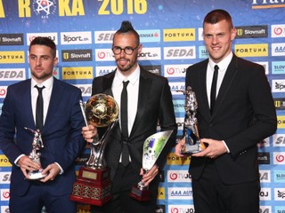 Martin Škrtel (vpravo) skončil v ankete na druhom mieste za Marekom Hamšíkom (v strede). Tretiu priečku obsadil Róbert Mak.