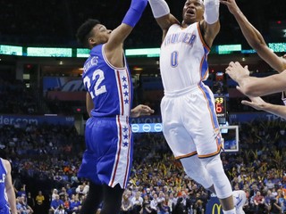 Russell Westbrook (vpravo) zakončuje cez brániaceho Richauna Holmesa z Philadelphie.