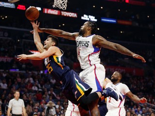 Basketbalisti Los Angeles Clippers zvíťazili v noci na nedeľu v zámorskej NBA doma nad Utahom Jazz 108:95 a zabezpečili si miestenku do play off. 