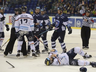 Na snímke jedna zo šarvátok v prvej tretine, na ľade leží Tibor Varga(Košice) v piatom zápase štvrťfinále play off Tipsport Ligy v hokeji HC Košice - MHC Martin v Košiciach 25. marca 2017.