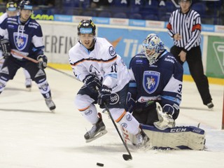 Na snímke uprostred Jakub Suja – (HC Košice), vpravo brankár Martina Mathieu Corbeil v piatom zápase štvrťfinále play off Tipsport Ligy v hokeji HC Košice - MHC Martin v Košiciach 25. marca 2017.