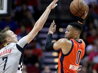 Sam Dekker z Houstonu (vľavo) sa pokúša zblokovať prihrávku Russella Westbrooka.