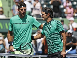 Juan Martín Del Potro (vľavo) gratuluje Rogerovi Federerovi k postupu.