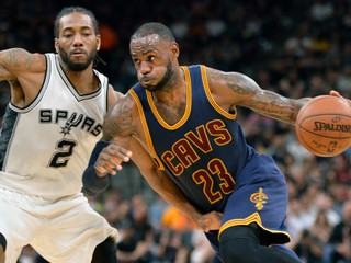 LeBron James (vpravo) preniká s loptou okolo Kawhiho Leonarda. Obaja hráči boli najlepšími strelcami svojich tímov.