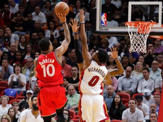 DeMar DeRozan (vľavo) zakončuje na kôš v minulotýždňovom zápase proti Miami.