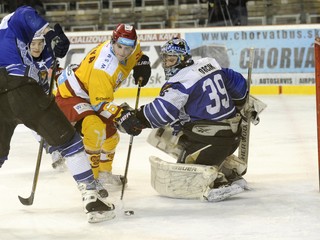 Zľava: Jozef Sládok z HC 07 Orin Detva, Lukáš Vopelka z HK Dukla Trenčín a Filip Orčík z HC 07 Orin Detva počas zápasu 6. kola play-out hokejovej Tipsport ligy medzi HK Dukla Trenčín - HC 07 Orin Detva.