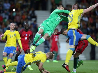 Švédi otočili zápas v Portugalsku, Španieli vyhrali vo Francúzsku