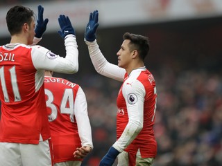 Mesut Özil (vľavo) a Alexis Sanchez.