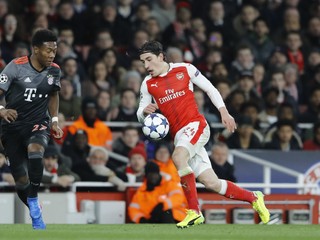 Hráč Arsenalu Hector Bellerin (vpravo) v súboji s Davidom Alabom z Bayernu vo futbalovom zápase osemfinále Ligy majstrov medzi Arsenal Londýn - Bayern Mníchov v Londýne 7. marca 2017.