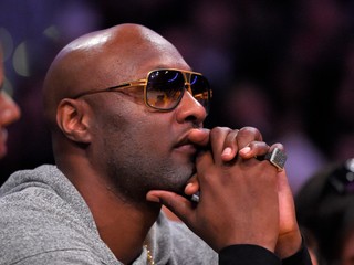 Lamar Odom sleduje zápasy už iba z civilu.