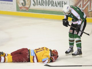 Marcel Hossa (Trenčín) a nad ním Ľubomír Škápik (Skalica).