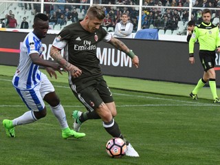 Juraj Kucka (vpravo) si kryje loptu pred Jeanom-Christophom Bahebeckom z Pescary.