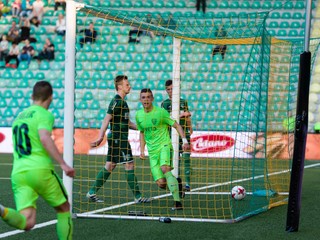 Futbalisti Žiliny sa tešia z jedného z gólov do siete Prešova.