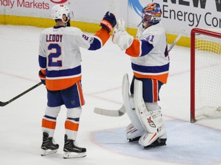 Jaroslav Halák (vpravo) sa teší z víťazstva so spoluhráčom Nickom Leddym.