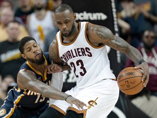 LeBron James (vpravo).
