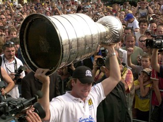 Martin Cibák na fotografii z roku 2004 pózuje so Stanley Cupom.