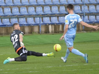 Na snímke hráč Slovanu Bratislava Tomáš Priškin strieľa gól na 1:0, vľavo brankár MFK Zemplín Michalovce Matúš Kira v prvom semifinálovom zápase v rámci 48. ročníka Slovenského pohára - Slovnaft Cup-u MFK Zemplín Michalovce - Slovan Bratislava v Michalovciach 4. apríla 2017.
