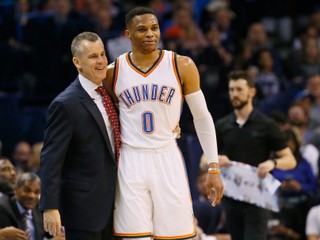 Tréner Oklahomy Bill Donovan (vľavo) blahoželá Russellovi Westbrookovi k skvelému zápisu.