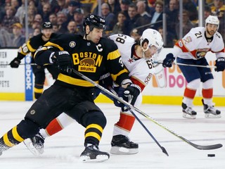 Jaromír Jágr aj ako 45-ročný podáva výborné výkony. Na snímke bojuje o puk s kapitánom Bostonu Bruins Zdenom Chárom.