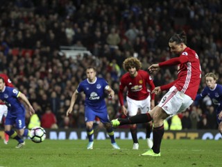 Zlatan Ibrahimovič strieľa z penalty vyrovnávajúci gól do siete Evertonu.