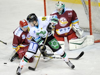 Matej Paulovič (vpredu) si v tejto sezóne obliekal dres Nových Zámkov. Výkonmi zaujal a oblečie si aj dres olympijského výberu Slovenska.