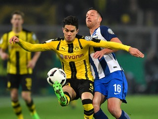 Marc Bartra (v strede).