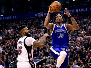 DeMar DeRozan (vpravo) zakončuje na kôš v zápase proti Miami.