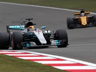 Lewis Hamilton zajazdil v Šanghaji najrýchlejší čas.
