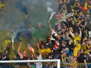 Fanúšikovia Dunajskej Stredy povzbudzujú svoj tím.
