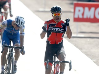 Greg van Avermaet (vpravo) v cieli pretekov Paríž - Roubaix.