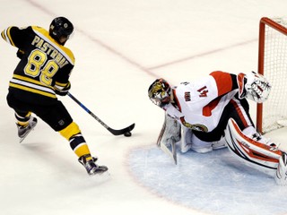 Craig Anderson zasahuje v zápase proti Bostonu pri šanci Davida Pastrňáka.